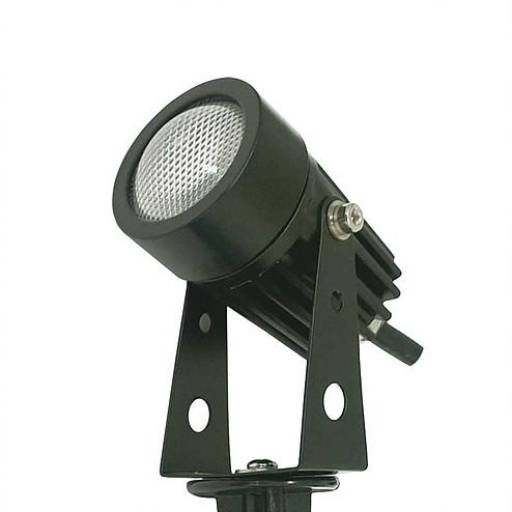 Espeto para jardim por Carol Lustres