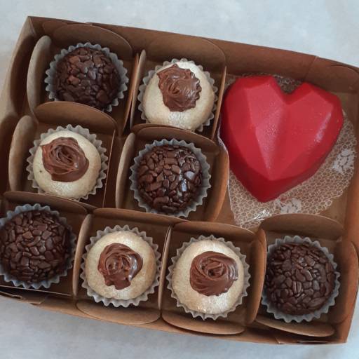 Caixa de doces ( brigadeiro gourmet, ninho com nutella e coração recheado)
