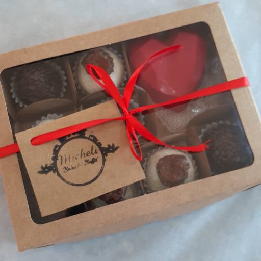 Caixa de doces ( brigadeiro gourmet, ninho com nutella e coração recheado)