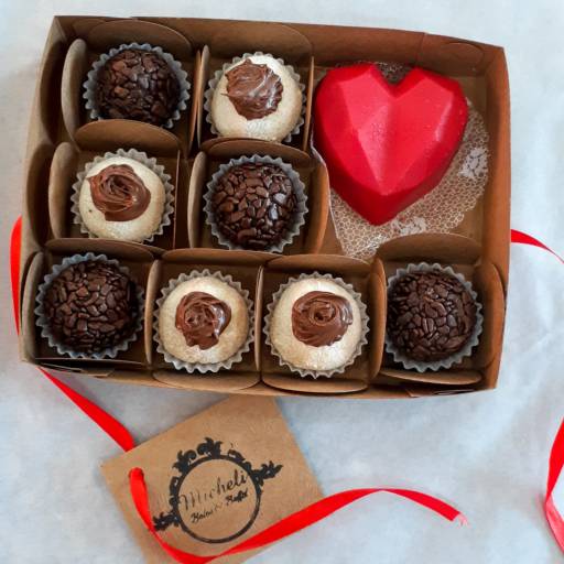 Caixa de doces ( brigadeiro gourmet, ninho com nutella e coração recheado)