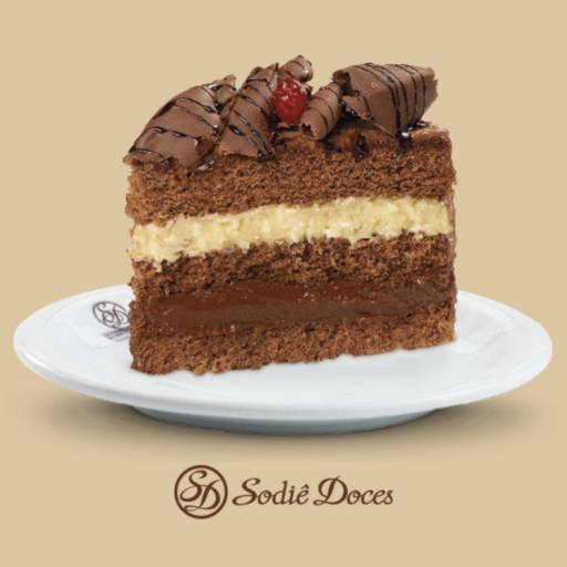 Bolo com recheio de brigadeiro e cocada por Sodiê Doces