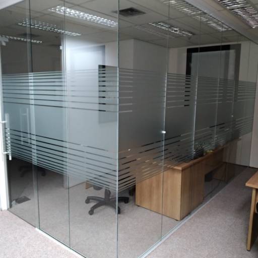 Sala de vidro incolor temperado com 01 porta de correr e pelicula listrada em todo o fechamento em Jundiaí, SP por Vidraçaria 3D 