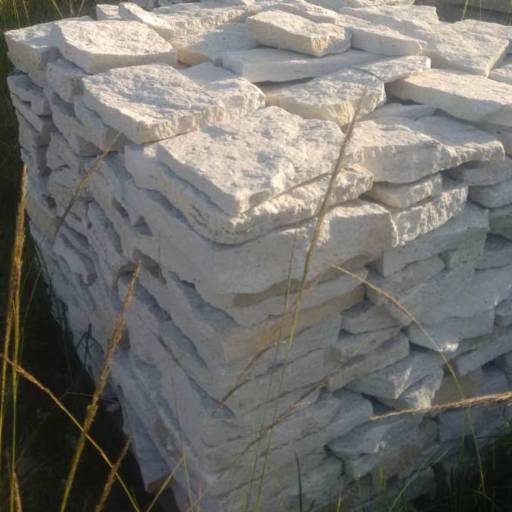 PEDRA MOLEDO BRANCO CINZEL ABERTA IRREGULAR E ALMOFADADA