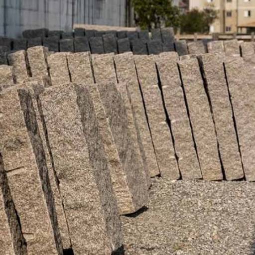 Meio fio de pedra em Curitiba com instalação