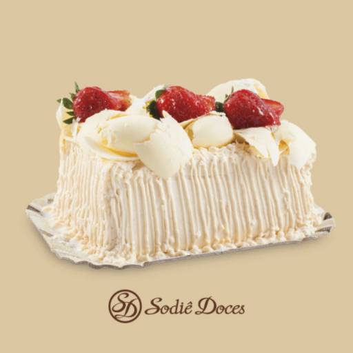 Bolo Delícia de Leite com Morangos por Sodiê Doces