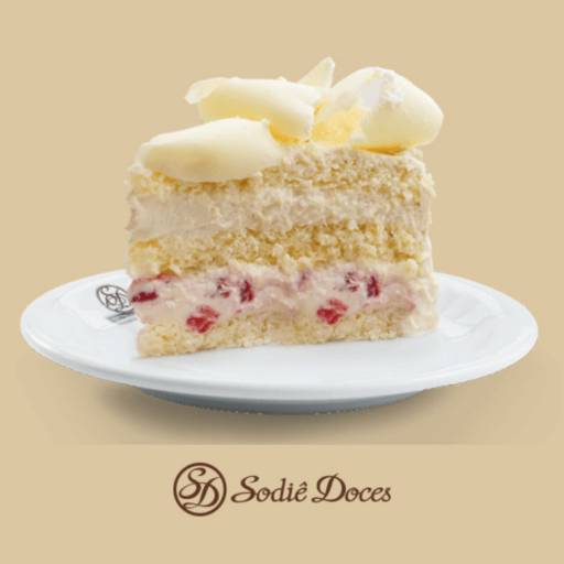 Bolo Delícia de Leite com Morangos por Sodiê Doces