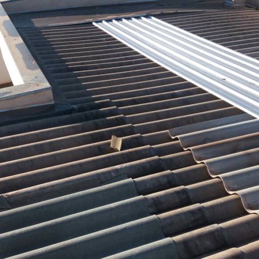 Telhado com telhas Galvanizada. por Roma Calhas Rufos & Pingadeiras em Geral