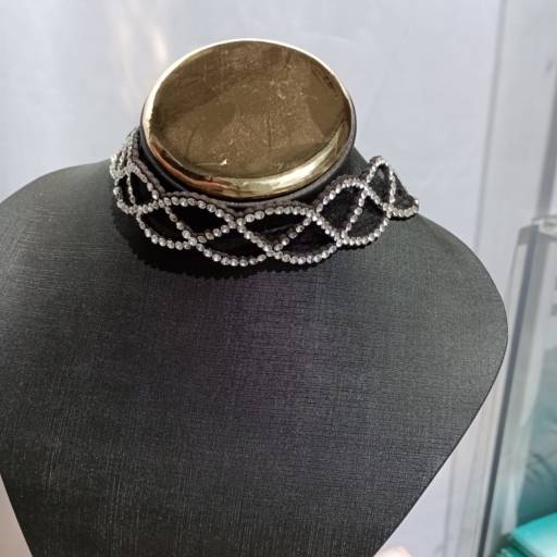 Comprar o produto de Colar gargantilha preta com brilho -  Rp em Roupas e Acessórios pela empresa Loja Ego 3 p - Roupas e Acessórios Femininos em Botucatu, SP por Solutudo