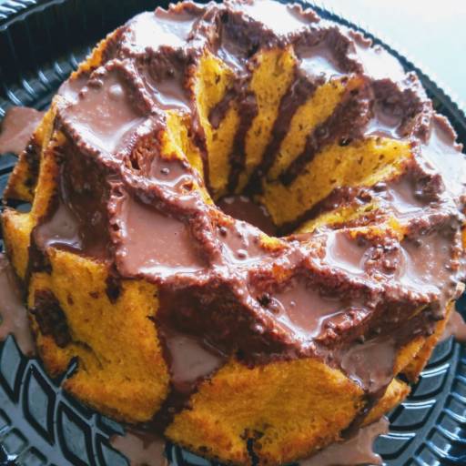 BOLO FUNCIONAL DE CENOURA COM COBERTURA DE CACAU