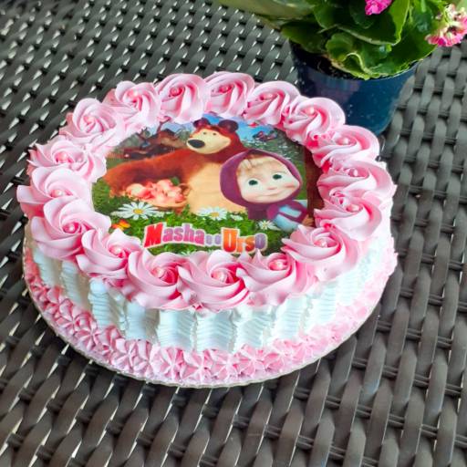 Bolo da Marsha e o Urso, decorado com papel arroz e chantilly.