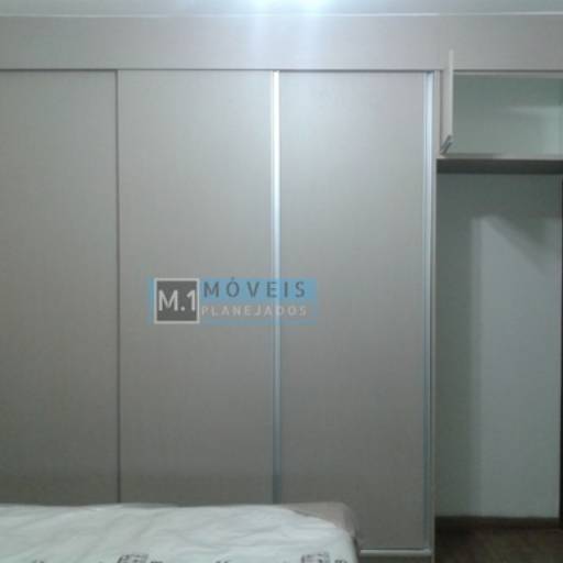 Guarda roupa em Mdf Laminado  por M.1 Móveis Planejados