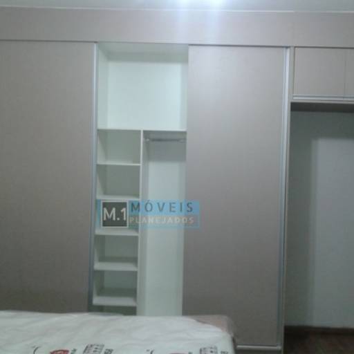 Guarda roupa em Mdf Laminado  por M.1 Móveis Planejados