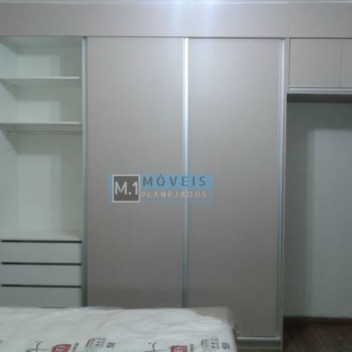 Guarda roupa em Mdf Laminado  por M.1 Móveis Planejados