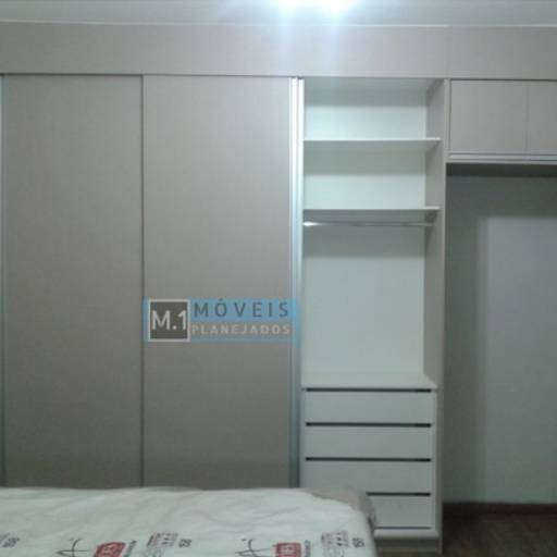 Guarda roupa em Mdf Laminado  por M.1 Móveis Planejados