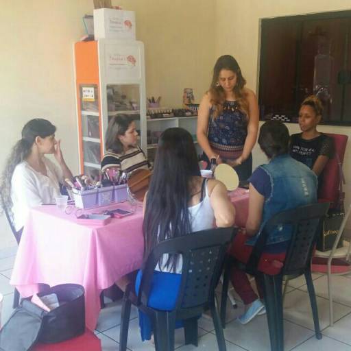 Cursos de auto maquiagem em grupo