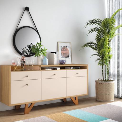 Buffet com amplo espaço interno e bandeja lateral no estilo bar; 01 Gaveta e 01 Gavetão com corrediças telescópicas; 02 Portas com frisos decorativos alinhados com a gaveta lateral; Bandeja com vidro reflecta e espelho 3mm sobre o tampo; Puxadores pontuais na cor champanhe; Pés de madeira maciça com design exclusivo e acabamento envernizado; Estrutura em MDP e MDF de 25mm e 15mm;