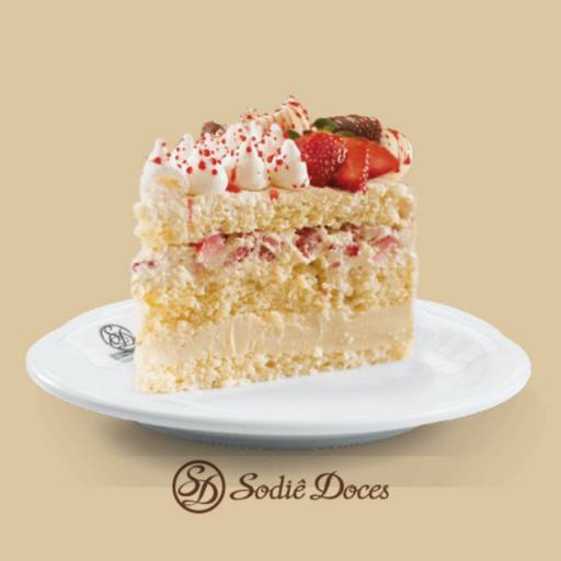 Bolo sabor Alpes Suíços com Morangos por Sodiê Doces