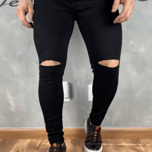 Calça Jeans Masculina Super Skinny Preta com Rasgo no Joelho para Visual Ousado