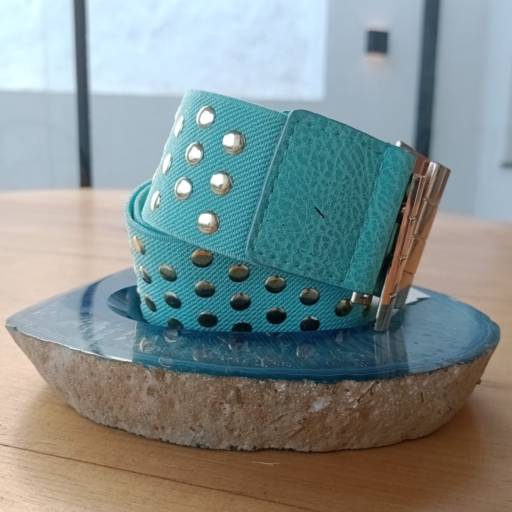 cinto de elastico com taxas e fecho de metal dourado