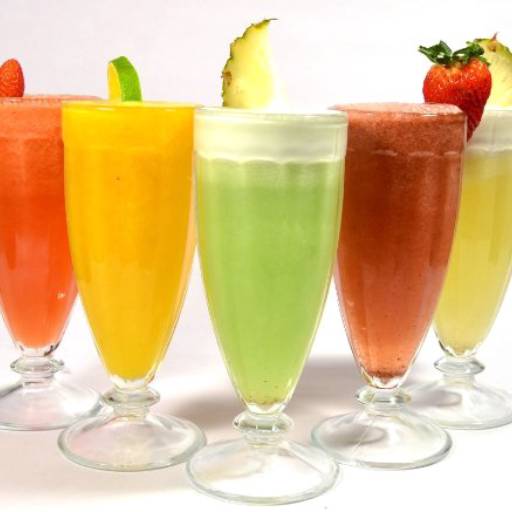 Suco com polpa de frutas e água
