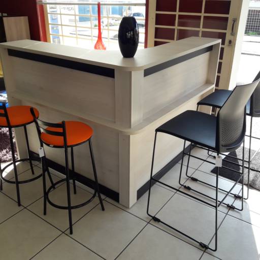 Balcão para recepção, banqueta e cadeira alta por Rozinelli Móveis para Escritório