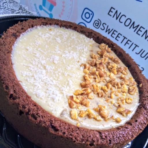 Bolo funcional de cacau com cobertura meio prestigio/meio nozes