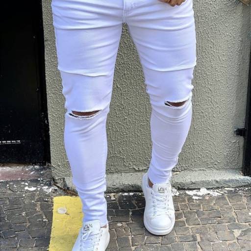 Calça Masculina Skinny Fit Jeans Branca com Rasgo Navalhado para Estilo Casual e Streetwear