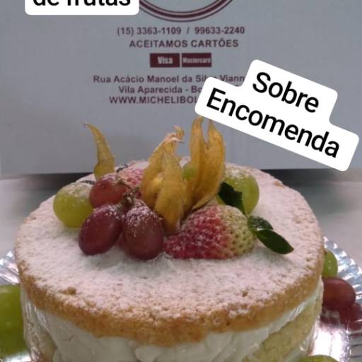 Bolo vegano branco de frutas em Boituva, SP por Micheli Bolos e Buffet