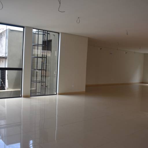 Prédio comercial com lojas, de 48 e 161m² por Imobiliária Pedra Viva