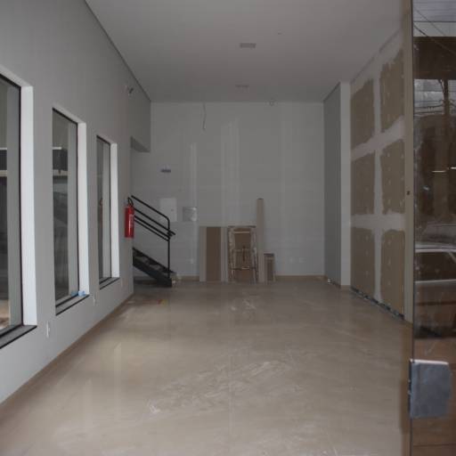 Prédio comercial com lojas, de 48 e 161m² por Imobiliária Pedra Viva