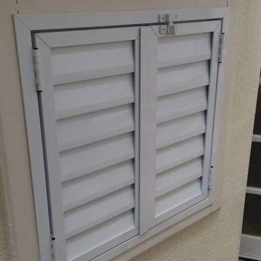 Porta Abrigo de Luz em Atibaia, SP por Irmãos Franco Esquadrias de Alumínio