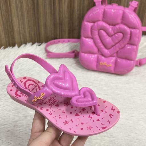 Sandália infantil Grendene + brinde