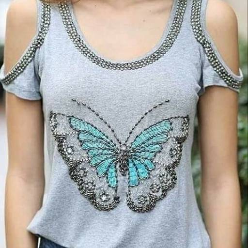 T-Shirt de Malha Bordada (Disponível no Tamanho: P) por Blessing Store 