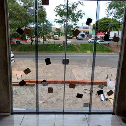 Portas e Janelas em Botucatu, SP por ProframeGlass Projetos em Esquadrias e vidros