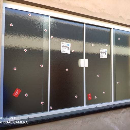 Portas e Janelas em Botucatu, SP por ProframeGlass Projetos em Esquadrias e vidros