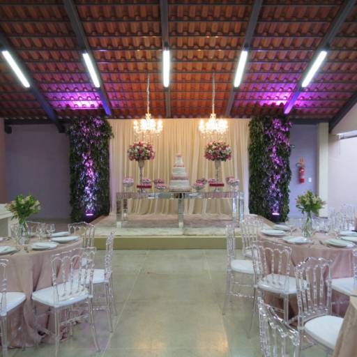 cadeira acrilica dior por Casa Nova Noivas Buffet e Decorações