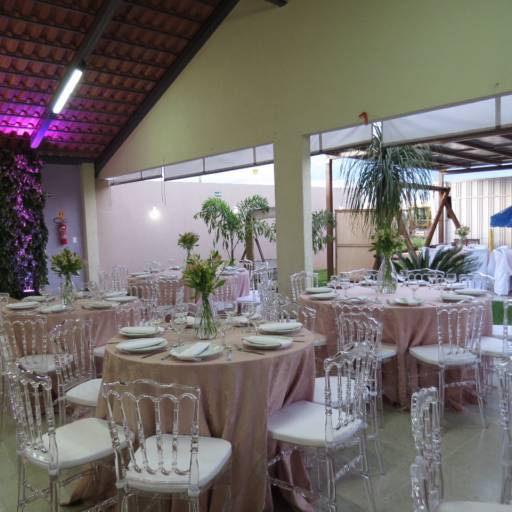 cadeira acrilica dior por Casa Nova Noivas Buffet e Decorações