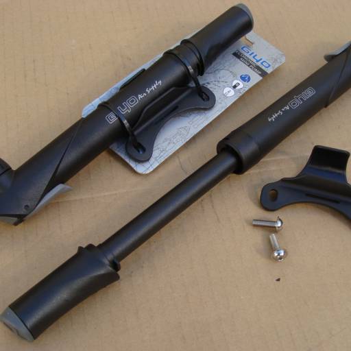 BOMBA DE MAO REVERSO NYLON SUPORTE ECONOMY GP47L GIYO em Bauru, SP por Two Force Bike Shop