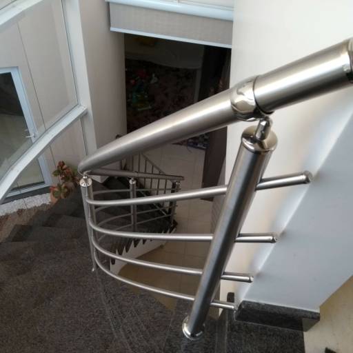 Escada curva em inox por Serralheria Spaço Corrimão