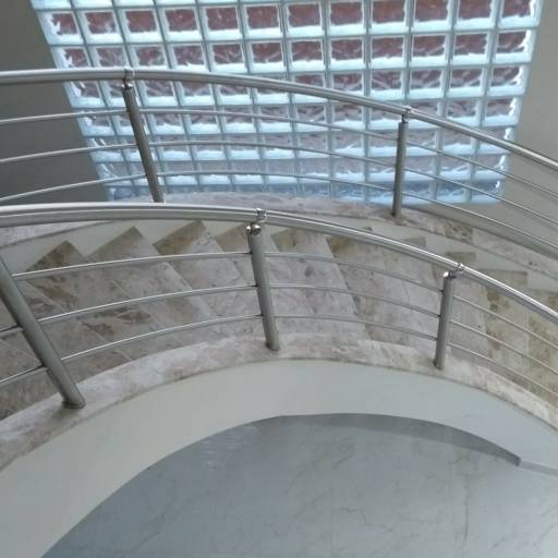 Escada curva em inox por Serralheria Spaço Corrimão