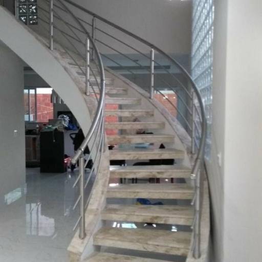 Escada curva em inox por Serralheria Spaço Corrimão