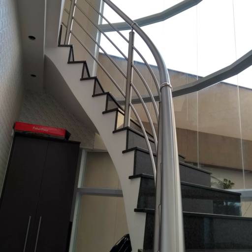 Escada curva em inox por Serralheria Spaço Corrimão