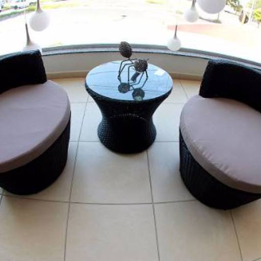 CONJUNTO 2 PUFFS + 1 MESA LATERAL RATTAN SINTÉTICO  L13D1007 por Delarrara Design da Construção