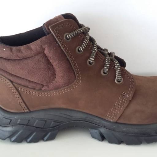 BOTINA BICO PVC MARROM COURO NOBUCK em Boituva, SP por Zello EPI's