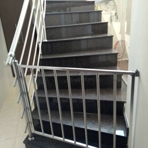 Portão para escada em inox  por Serralheria Spaço Corrimão