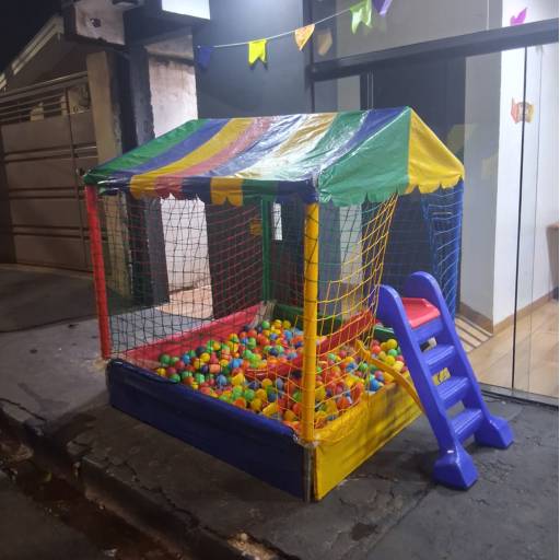 Casa de bolinhas com escorregador  (1,5m por 1,5m)