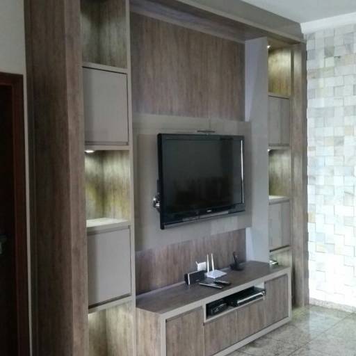 Painel de Sala com luzes de LED por França Móveis Planejados