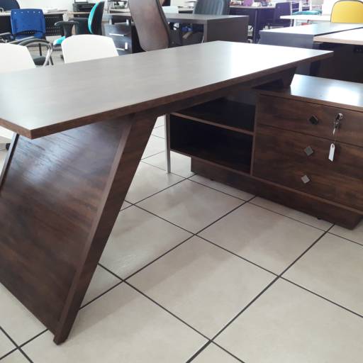 Mesa com armário por Rozinelli Móveis para Escritório