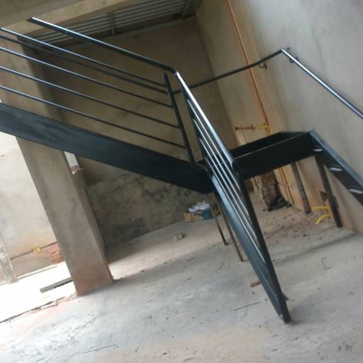Metalfreire - Escada em U. Patamar em dois lances Degraus