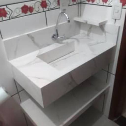 PIA ESCULPIDA EM PORCELANATO BRANCO MARMORIZADO